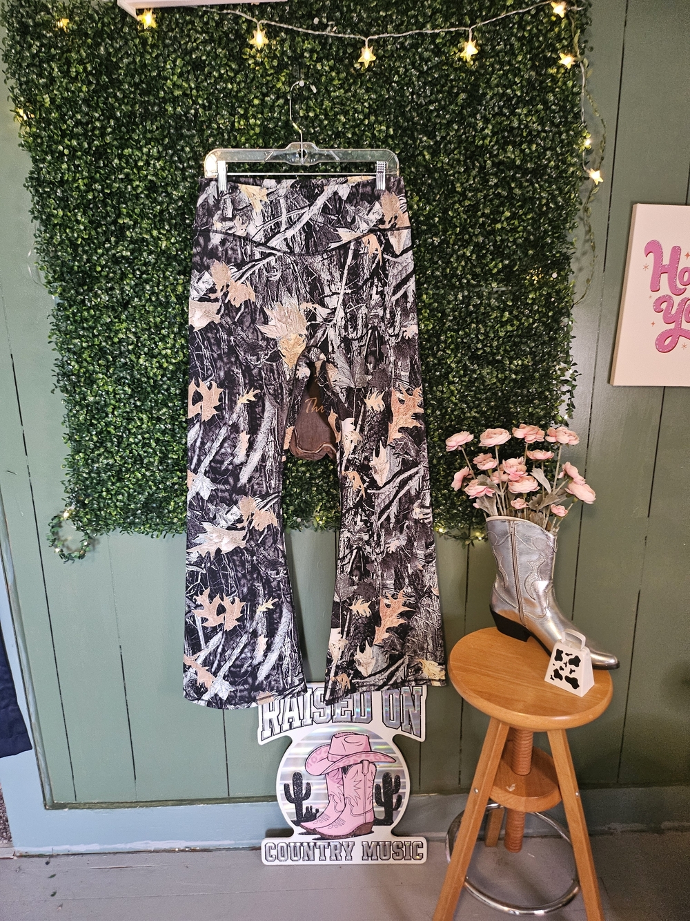Women’s Black & Tan Scenic Print Flare Leggings